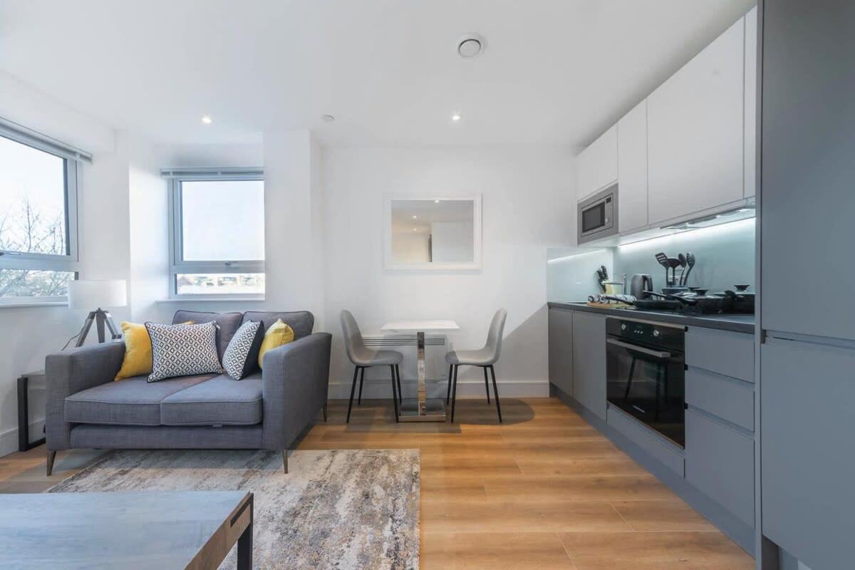 Modern Studio Apartment In East Grinstead Ngoại thất bức ảnh